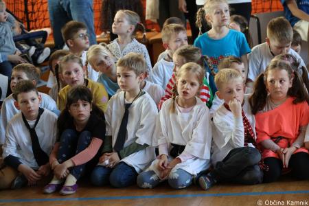 Otroci Osnovne šole Marije Vere so pozdravili pomlad in se spomnili knjižnih junakov (5)